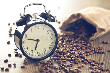 复古闹钟和咖啡豆