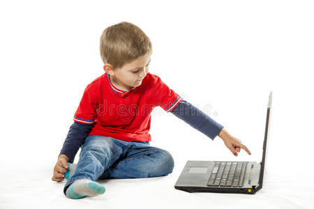 那个男孩在用笔记本电脑