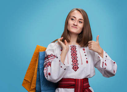 穿着乌克兰民族服装和购物袋的女孩