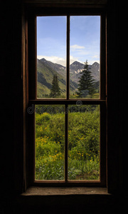 山上小屋的山景