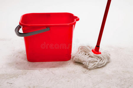 带清洁拖把的红色水桶。