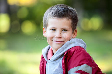一个穿红色夹克的六岁白人男孩的水平肖像