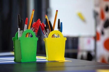 文具商品办公桌上的文具用品照片