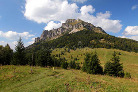 罗兹特克峰夏季山地景观