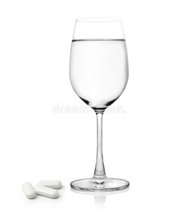 白色背景的一杯水和药丸