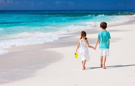 两个孩子在加勒比海海滩散步