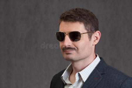 面带微笑的四十岁男人,留着胡子,戴着墨镜照片