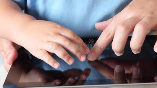 儿童和母亲使用数字平板电脑