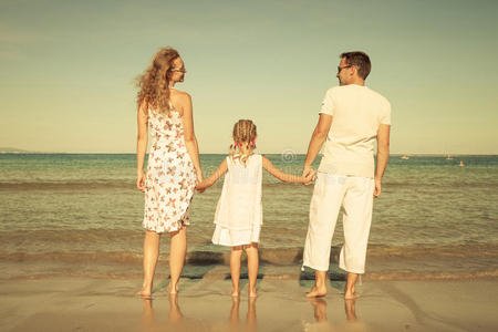 幸福的一家人站在海滩上