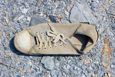 废弃的旧帆布鞋已经损坏照片
