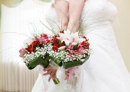 美丽的百合花和玫瑰花束