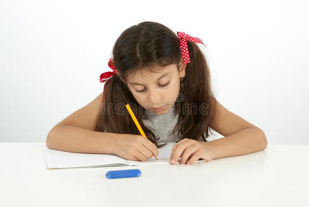 教育与学校理念。小女孩写作