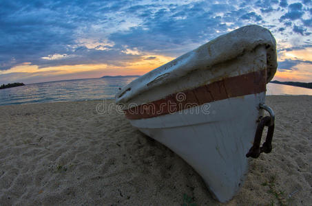西托尼亚西海岸，日落时沙滩上的白色小船