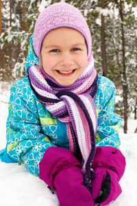 冬天，可爱的女孩在雪地里玩得很开心