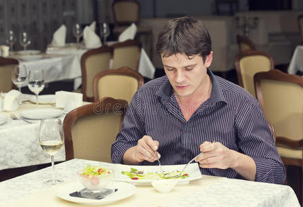 吃饭一个人图片