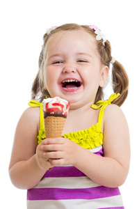 笑着吃冰淇淋的小女孩