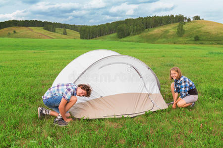 十几岁的男孩和女孩安排旅游帐篷