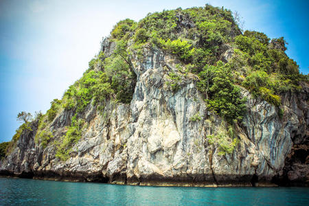 安达曼海陡峭的石灰岩岛