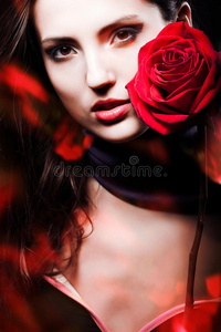 红玫瑰美女