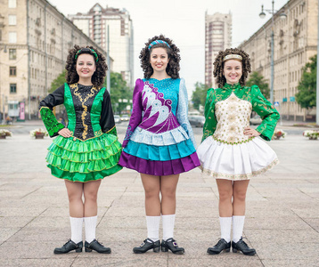 三个穿着爱尔兰舞蹈服的女人摆姿势
