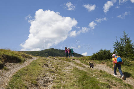 快乐的山里徒步旅行者