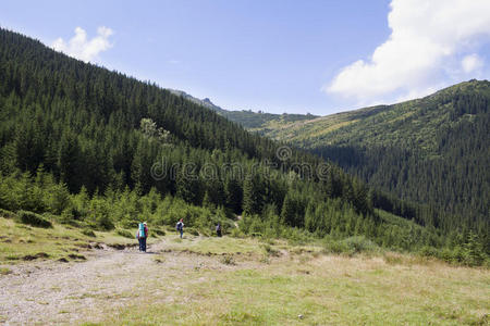 快乐的山里徒步旅行者