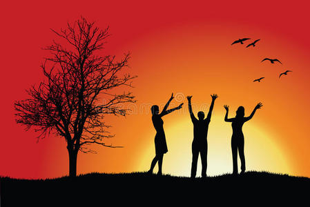 两个女人和一个在光秃秃的树旁的小山上，举起手来，红的
