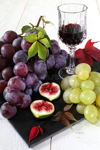水果成分葡萄，无花果和一杯红酒