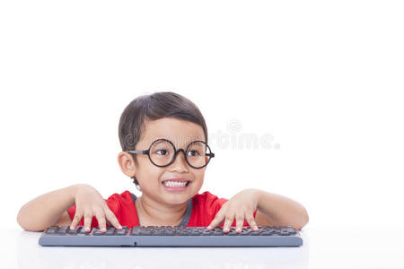 可爱的男孩在用键盘