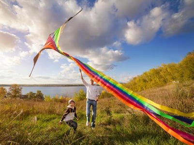 父亲和儿子在秋天玩风筝