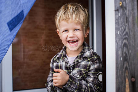 可爱的金发小男孩在笑。幸福