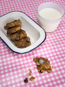 用牛奶和饼干在格子桌布上烹饪