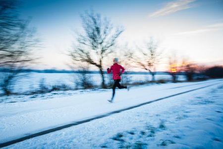 冬季跑步年轻女子户外跑步