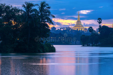 暮色中的shwedagon