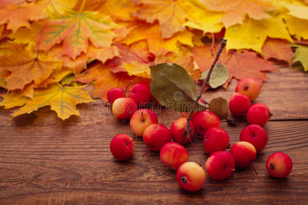 木桌上的秋叶。水果和