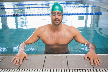 游泳池里一个健康的游泳运动员的肖像
