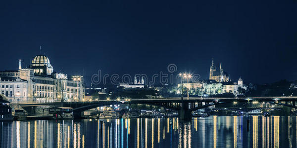 布拉格的蓝色全景。