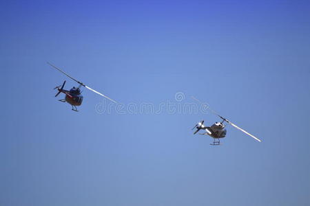 贝尔206直升机平行飞行