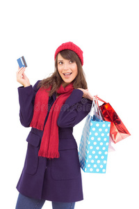 黑发女人拿着购物袋和信用卡