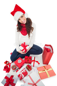喜庆的黑发女人坐着包装圣诞礼物