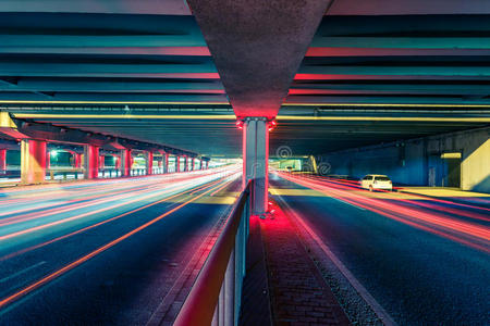 夜间交通路口的灯光痕迹