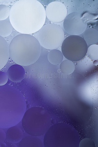 渐变紫色油滴在水抽象背景