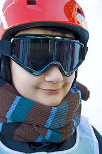 一个戴着滑雪面具的男孩的画像