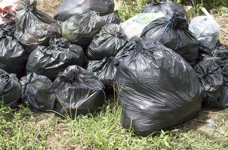 积累的垃圾地上一堆黑色塑料垃圾袋照片