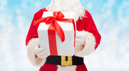 圣诞老人装扮的男人拿着礼品盒