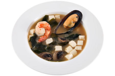 有贻贝蘑菇奶酪丁和虾的中国汤。