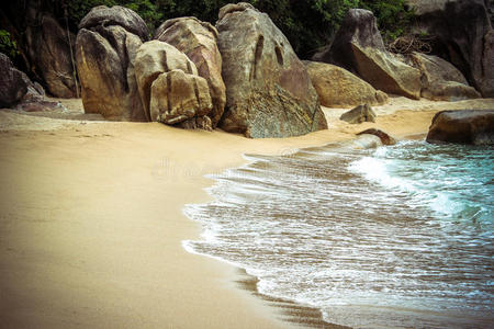 海浪撞击岩石，苏梅岛