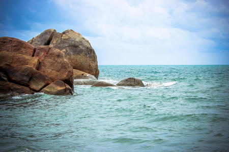 海浪撞击岩石，苏梅岛