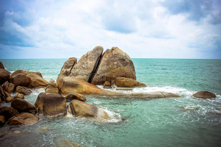 海浪撞击岩石，苏梅岛