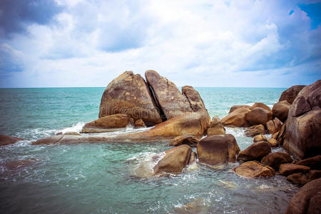 海浪撞击岩石，苏梅岛